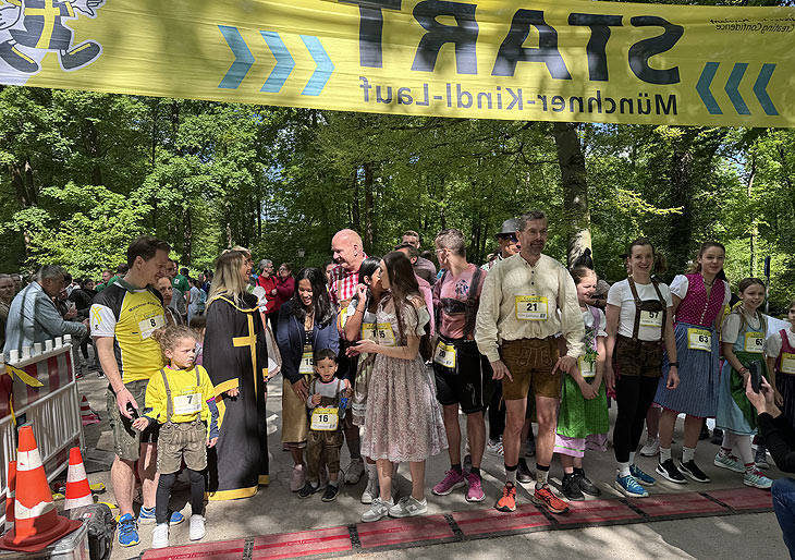 Lederhosn- und Dirndl-Läufer beim 17. Münchner Kindl Lauf 2024 (©Foto:Martin Schmitz)